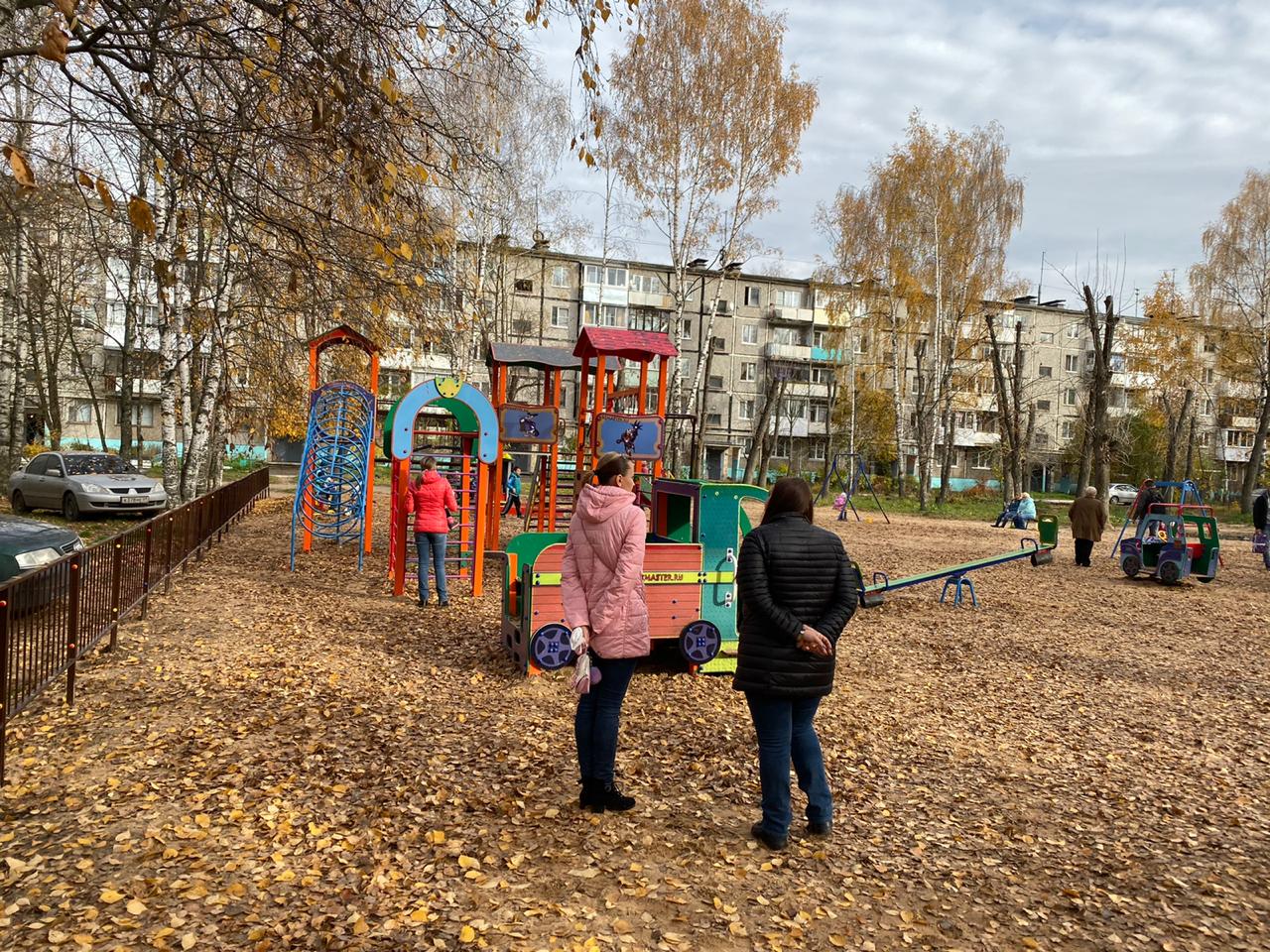 Общий двор. Детская площадка город Гусев. Детские площадки города Гусева. Семья во дворе многоквартирного дома. Двор многоквартирного дома 80 годов.