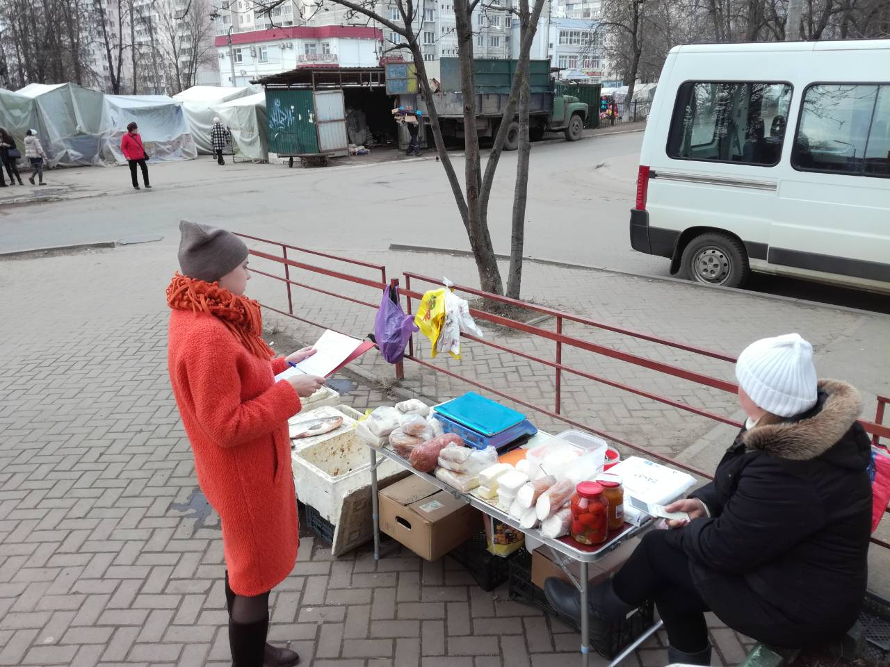 Незаконная торговля. Уличная торговля. Незаконная торговля на улице. Тверь уличная торговля. Несанкционированная торговля зимой.