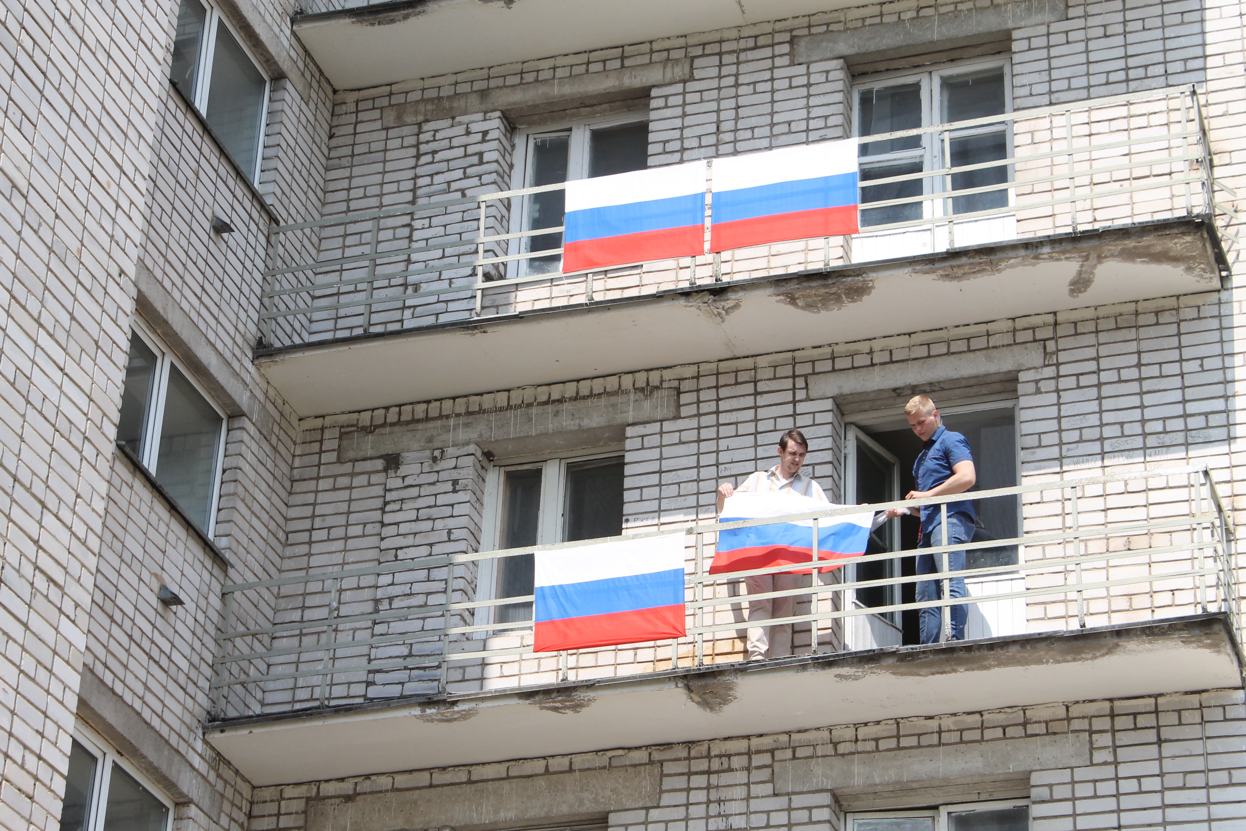 Балкон в общежитии. Флаг России на балконе. Лоджия в общежитии. Общага ТВГТУ Тверь.