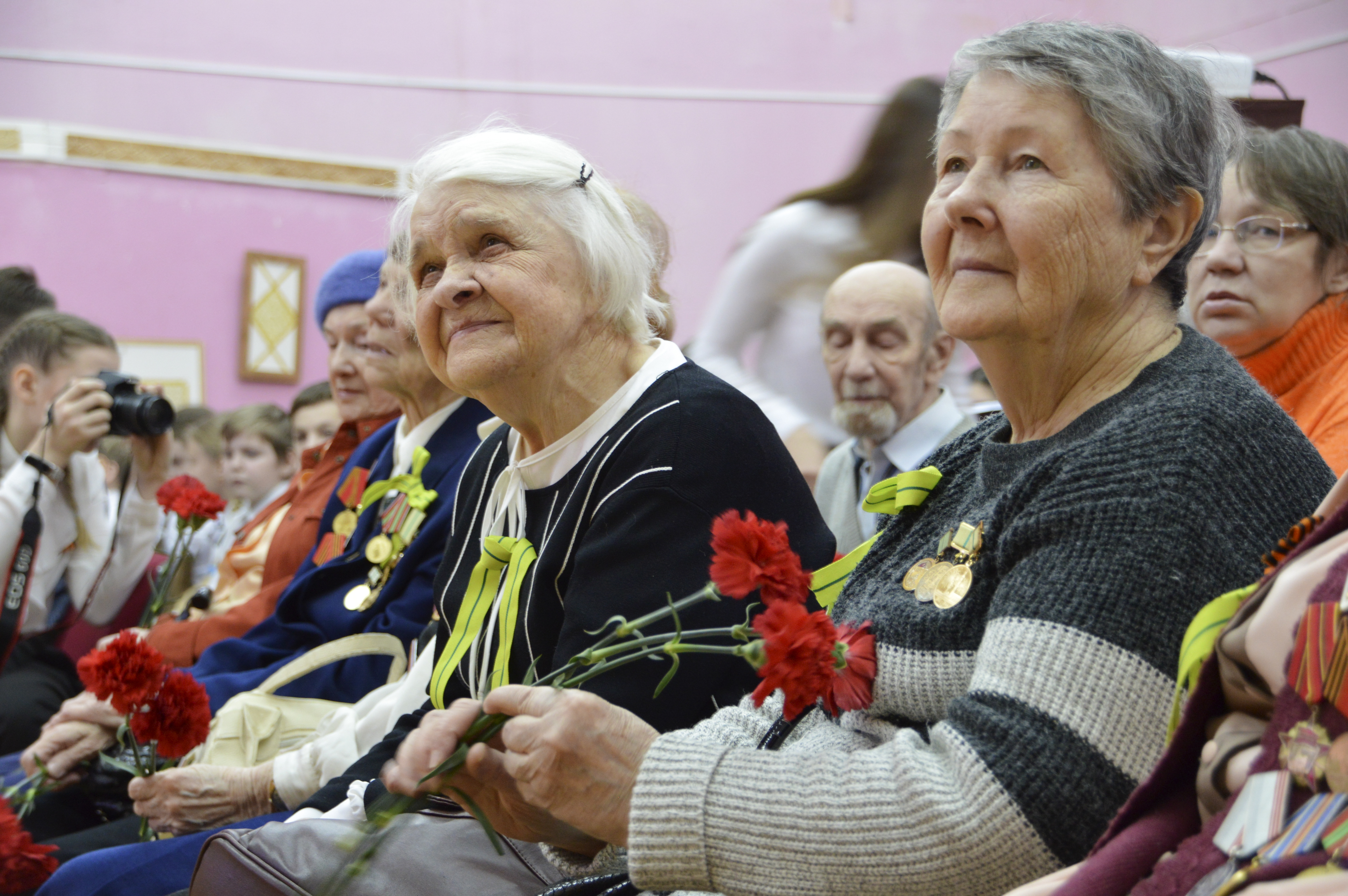 Значок жителей блокадного ленинграда. Знаком «жителю блокадного Ленинграда». Лица Награжденные знаком жителю блокадного Ленинграда. Знак жителю блокадного. Жители блокадного Ленинграда общественная организация.