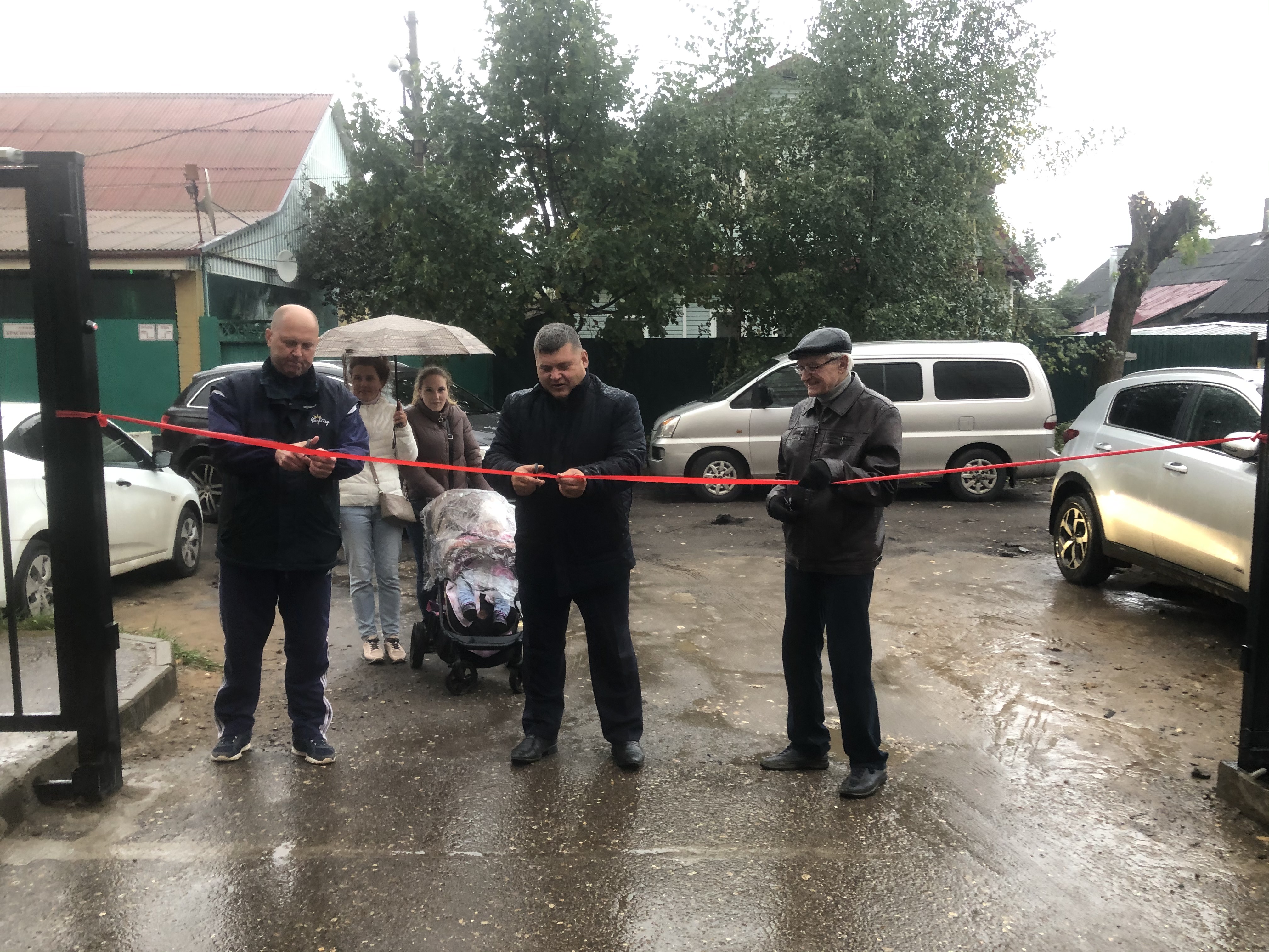 Пролетарском районе города Твери установили ограждение дворовой территории  и современную контейнерную площадку по Программе поддержки местных инициатив